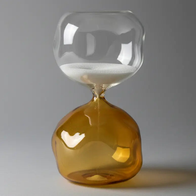 Sanduhr mit einem Teil des Glases in Bernsteinfarbe