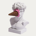 Moderne David Skulptur mit Eis im Gesicht