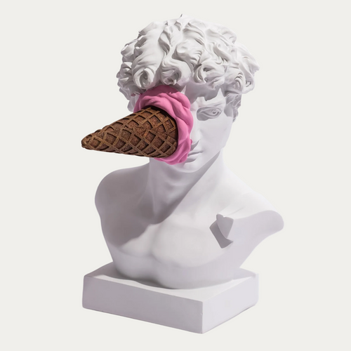 Moderne David Skulptur mit Eis im Gesicht