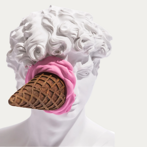Pinkes Eis im gesicht von David Statue