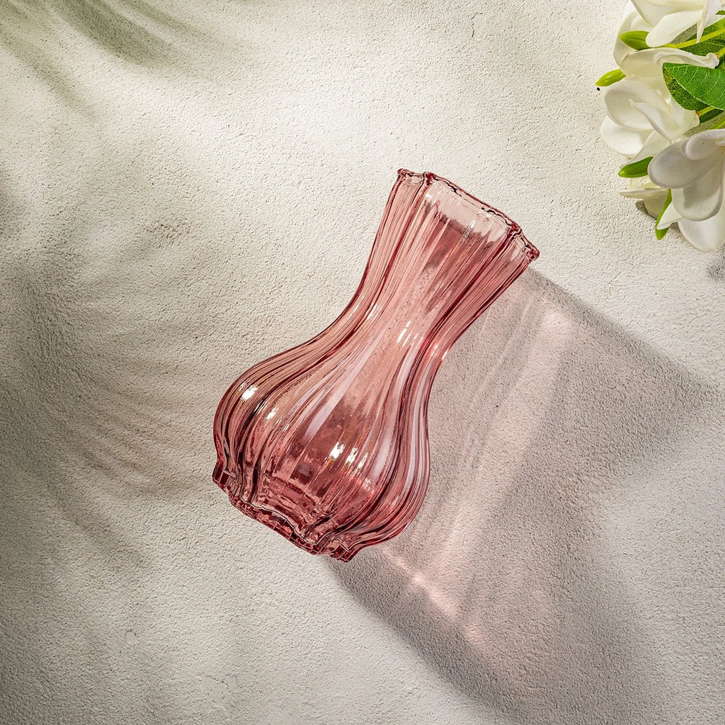 Rosa Junne Vase – Rosa, geripptes Glas