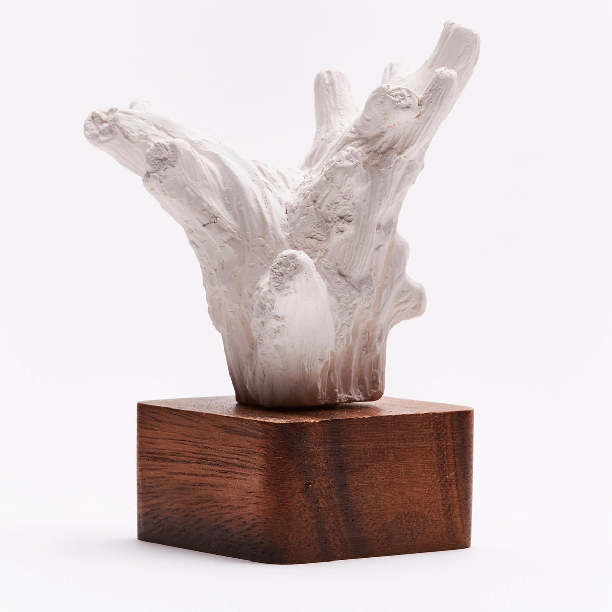 Keramikskulptur mit Akazienholzsockel