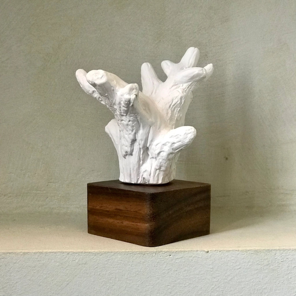 Keramikskulptur mit Akazienholzsockel