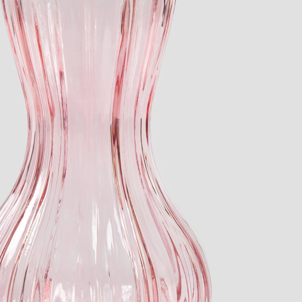 Rosa Junne Vase – Rosa, geripptes Glas