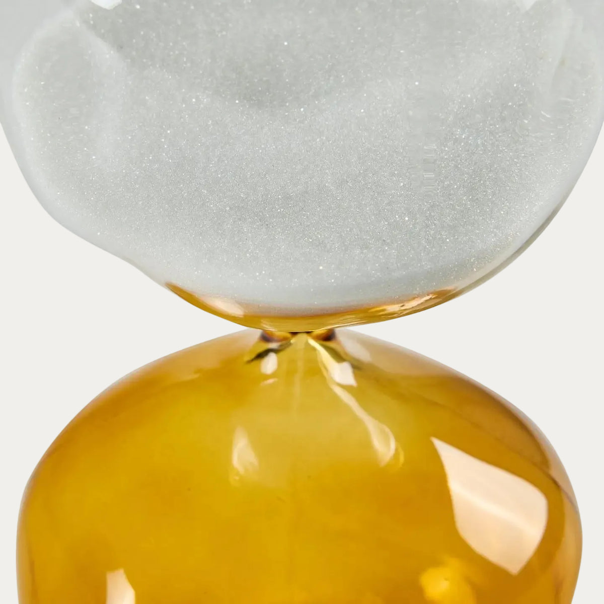 Sanduhr mit einem Teil des Glases in Bernsteinfarbe