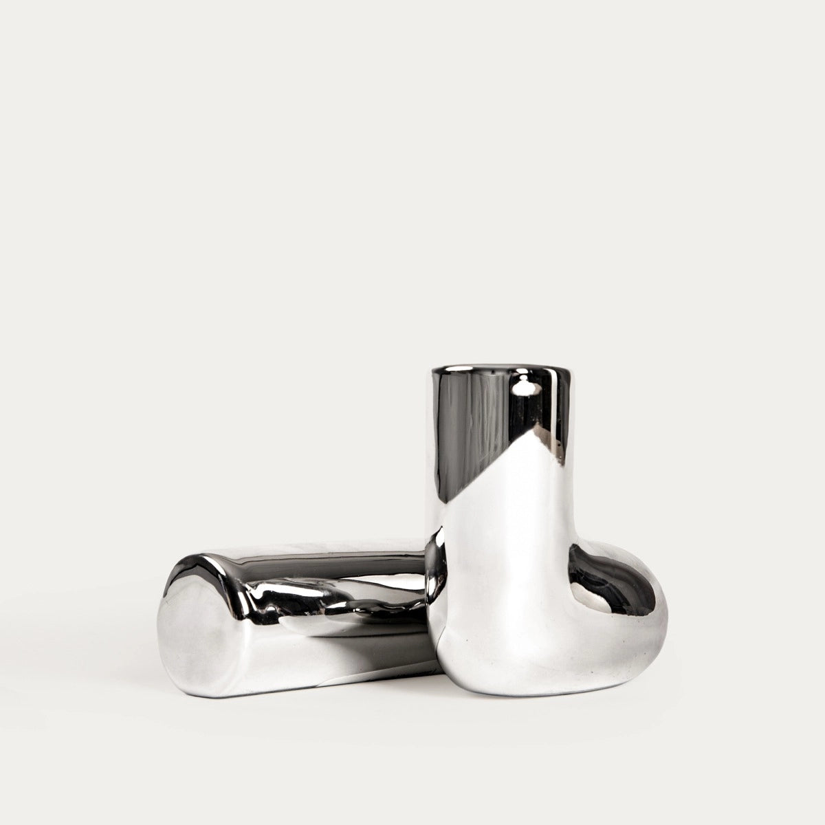 Silberner Designer Kerzenständer